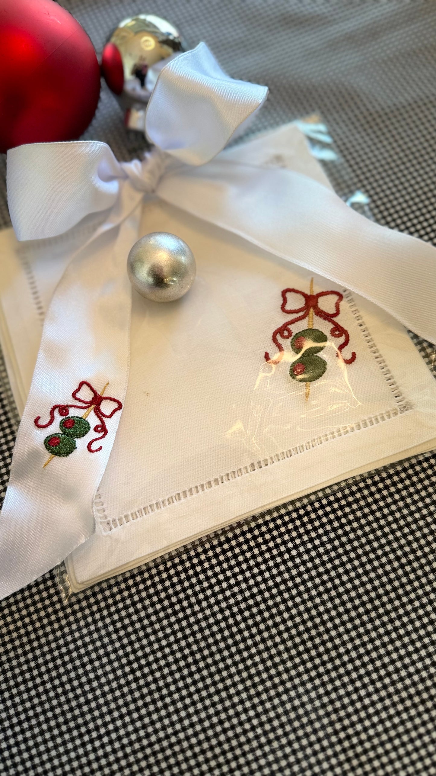 Red Bow & Olive Cocktail Napkins - Set of 4